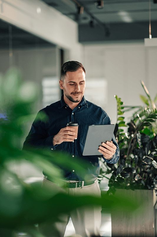 Moderna mobiltelefoner och företagstelefoniutrustning på ett skrivbord